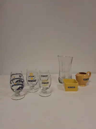 Set van Ricard likeurglazen met karaf en serveerschaaltje – kavel bij De Kringwinkel, Ronse