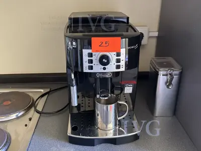 Volledig automatische koffiemachine DELONGHI Magnifica S – kavel bij IVG, Bautzen