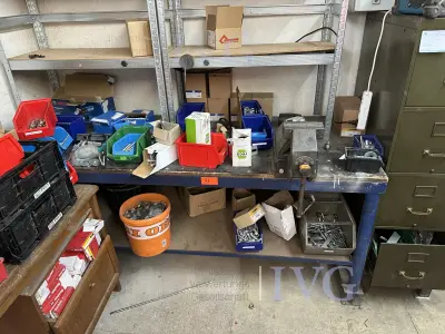 Werkbank (blau) mit 2 Metallregalen – kavel bij IVG, Bautzen