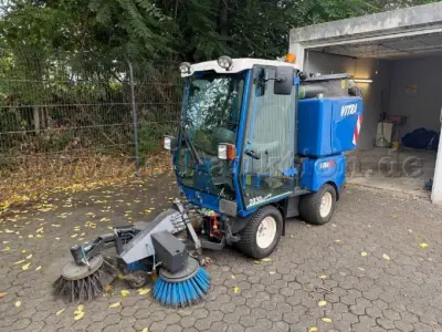 1 veegmachine Iseki VITRA 2030 4x4 - bezemsysteem + bladzuiger – kavel bij Zoll-Auktion, Bonn