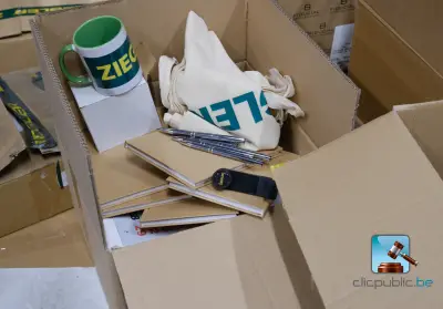 Set met enveloppen en goodies – kavel bij Clicpublic, Bruxelles