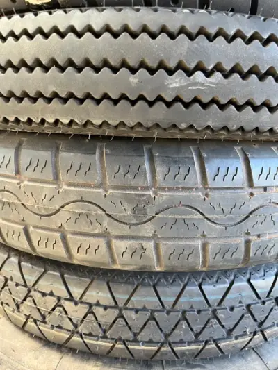 LOT B10 - Lot de 6 pneus auto et moto, sans jantes – kavel bij Auctionline, Leglise
