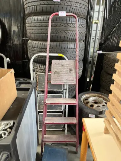 LOT B101 - Deux escabeaux pliants – kavel bij Auctionline, Leglise