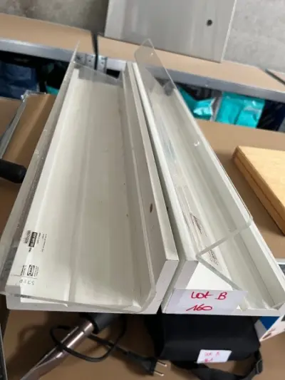 LOT B160 - Deux étagères murales IKEA en métal avec façade en plexiglas – kavel bij Auctionline, Leglise