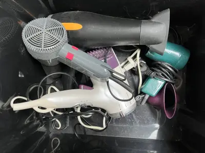 LOT B17 - Lot de sèche-cheveux et appareils de coiffure en bac – kavel bij Auctionline, Leglise