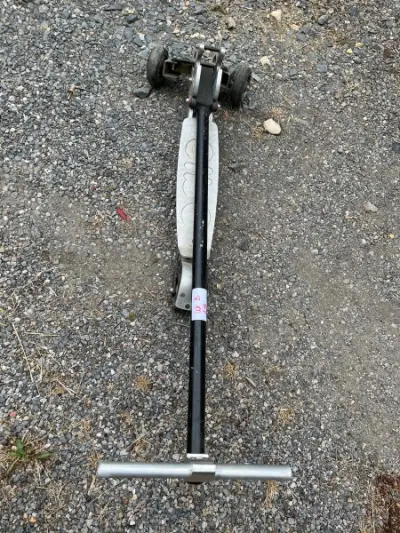 LOT B246 - Trottinette articulée Cilo à quatre roues – kavel bij Auctionline, Leglise