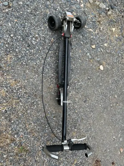LOT B247 - Trottinette articulée Cilo à trois roues – kavel bij Auctionline, Leglise