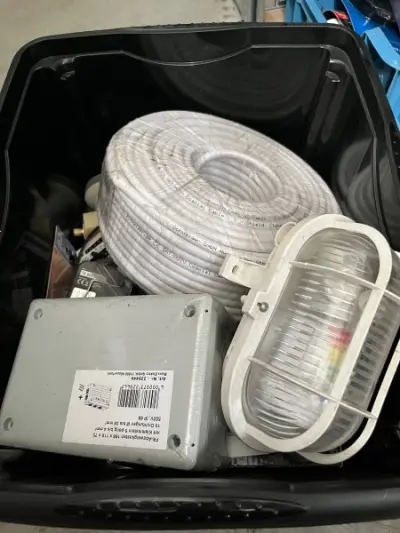 LOT B327 – Bac de matériel électrique et de réception TV – kavel bij Auctionline, Leglise