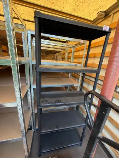 LOT B349 - Lot de quatre étagères en plastique – kavel bij Auctionline, Leglise