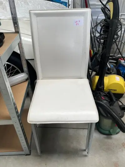 LOT B84 - Lot de 2 chaises empilables en similicuir blanc – kavel bij Auctionline, Leglise