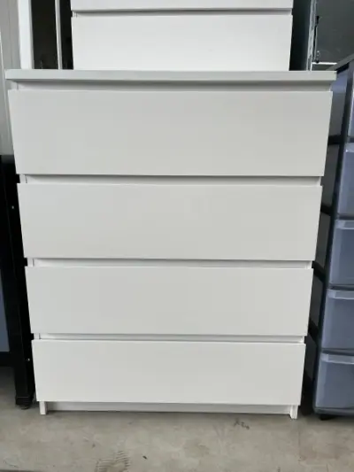LOT B89 - Lot de 3 commodes blanches à 4 tiroirs – kavel bij Auctionline, Leglise