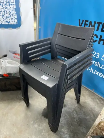 Lot A.22 - Quatre chaises noires en plastique – kavel bij Auctionline, Leglise