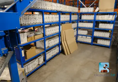 Set planken zonder inhoud – kavel bij Clicpublic, Bruxelles