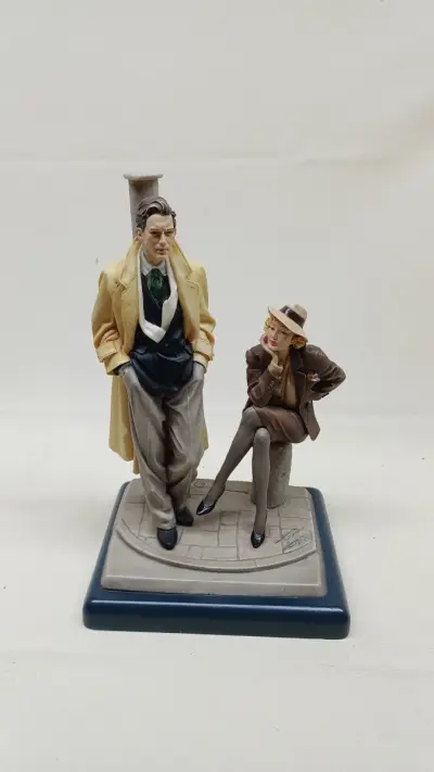 Beeldje van man en vrouw op straat, A.D.G. by Vittorio Tessaro – kavel bij De Kringwinkel, Zottegem