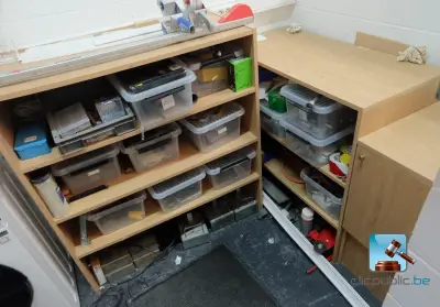 Meubelset met gereedschap en ijzerwaren – kavel bij Clicpublic