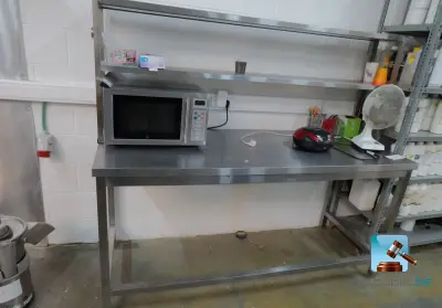 Tafel met roestvrijstalen plank – kavel bij Clicpublic