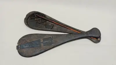 Oude houten weegschaal met metalen schalen – kavel bij De Kringwinkel, Zottegem