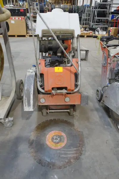 Zelfaandrijvende vloerzaag Husqvarna – kavel bij Openbare Verkopen, Wielsbeke