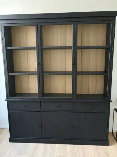 Zwarte vitrinekast met 3 lades, 3 deuren en 3 glazen deuren – kavel bij Auctionline, Kortrijk