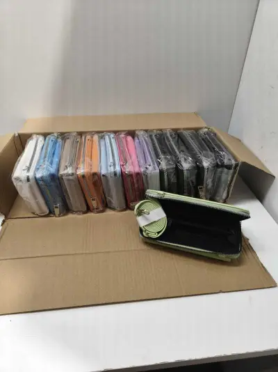Volle doos met 12x portefeuille/heuptasje – kavel bij Onlineveilingmeester, Zutphen