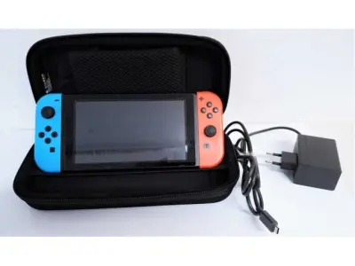 1 Nintendo Switch Konsole, HAC-001 (-01) und 2 Switch Controller – kavel bij Zoll-Auktion, Frankfurt am Main