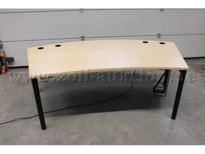 1 elektrisch höhenverstellbarer Schreibtisch von VS, gebraucht – kavel bij Zoll-Auktion, Berlin