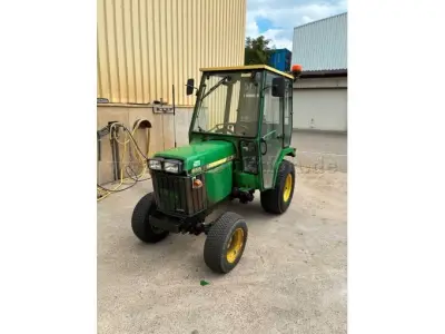 1 Zugmaschine Geräteträger John Deere 855 – kavel bij Zoll-Auktion, Kirchzarten