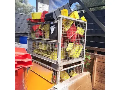 Auctelia: Blaascabine, wasmiddelbusjes, plastic bakken – veiling bij Auctelia