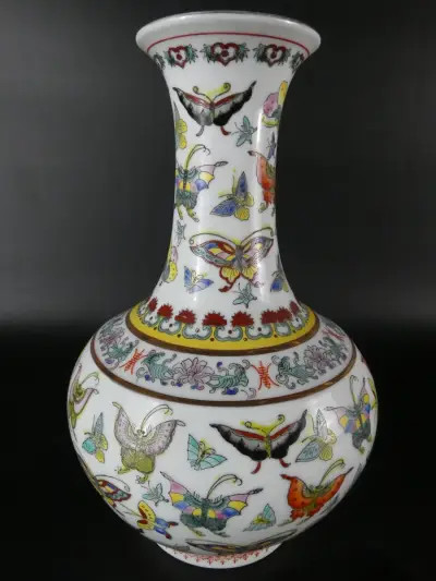 Decoratieve Chinese Famille Rose 'Honderd Vlinders' Vaas – kavel bij De Kringwinkel, Heverlee