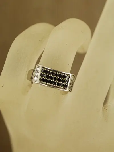 Sterling zilveren ring met zwarte en kleurloze stenen – kavel bij De Kringwinkel, Antwerpen