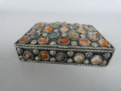 Decoratief sieradendoosje met gekleurde stenen – kavel bij De Kringwinkel, Diest