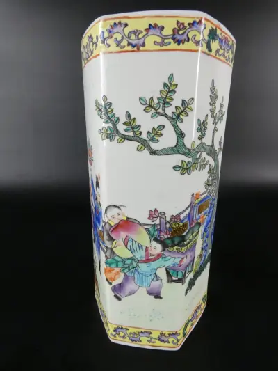 Chinese zeshoekige Famille Rose-vaas – reproductie – kavel bij De Kringwinkel, Heverlee