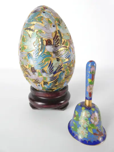 Chinese cloisonné-ei en handbel met decoratie – kavel bij De Kringwinkel, Heverlee