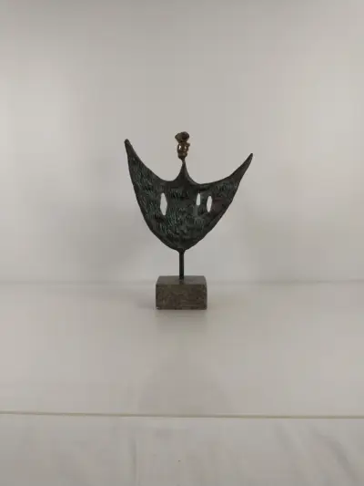 Abstract bronzen beeld op stenen voet – kavel bij De Kringwinkel, Turnhout
