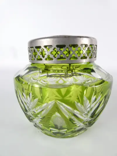 Felgroene pique-fleur in Val Saint Lambert stijl – kavel bij De Kringwinkel, Heverlee