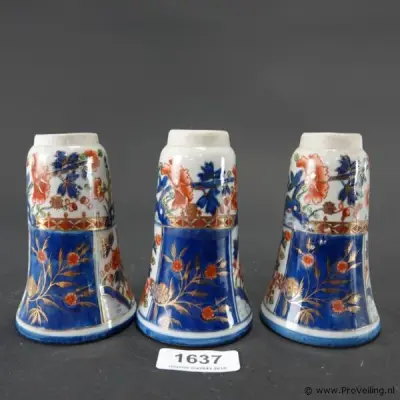 3 Japans of Chinees porselein handbeschilderde Imari-stijl vaasjes – kavel bij ProVeiling