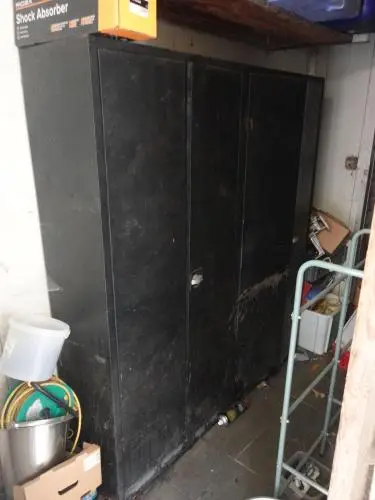 2x Metalen kast met inhoud – kavel bij Openbare Verkopen, Kortrijk