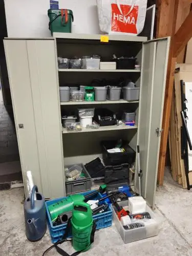 Metalen kast met inhoud – kavel bij Openbare Verkopen, Kortrijk