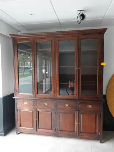 Kast in hout – kavel bij Openbare Verkopen, Kortrijk