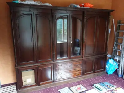 Kast in hout – kavel bij Openbare Verkopen, Kortrijk