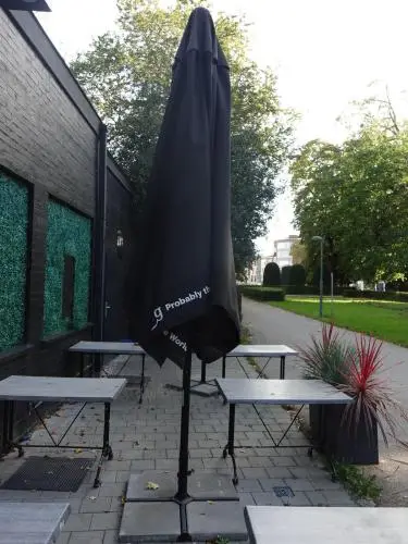 2x Parasol met voet – kavel bij Openbare Verkopen, Kortrijk