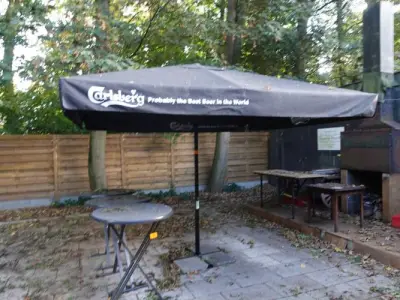2x Parasol met voet – kavel bij Openbare Verkopen, Kortrijk