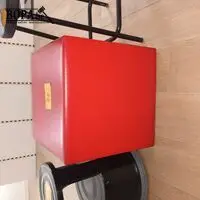 Rode kubus poef – kavel bij BOPA Auctions, Wervik