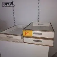 Houten en rieten dienbladen. 4 stuks – kavel bij BOPA Auctions, Wervik