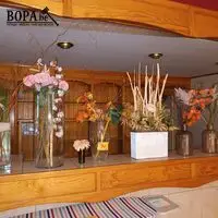 Vazen met kunstbloemen. 10 stuks – kavel bij BOPA Auctions, Wervik