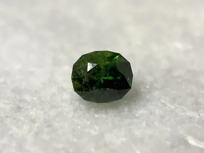 Demantoid - 1.45 carat natuurlijke demantoid – kavel bij Onlineveilingmeester