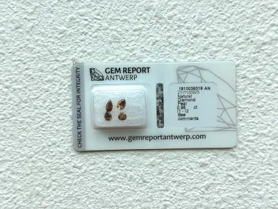 Diamant - 0.98 carat parcel van 4 natuurlijke fancy colour pear geslepen diamanten (gecertificeerd) – kavel bij Onlineveilingmeester