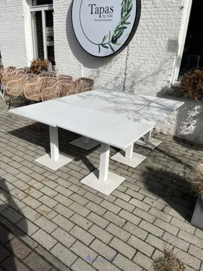 Partij witte terrastafels – kavel bij VH Auctions