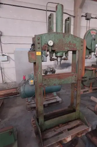 Hydraulische handpers – kavel bij Openbare Verkopen, Izegem