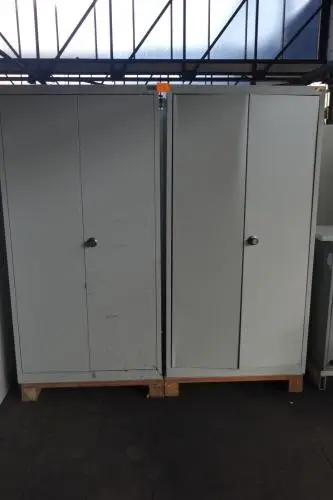 2x Metalen kast – kavel bij Openbare Verkopen, Izegem